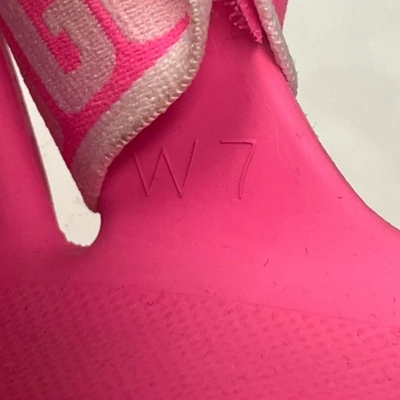 **like new** UGG Women’s Vibrant Pink Sandals - Picture 8 of 9